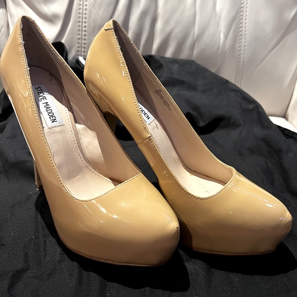 Steve Madden Yasmin Platform heels in nude. - Picture 1 of 3
